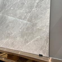 Carica l'immagine nel visualizzatore di Gallery, Elegante lastra di porcellana bianca di Carrara modello di marmo grande piastrella sottile lastra di pietra sinterizzata decorazione del pavimento della parete RF-GT715031 roccia cellulare